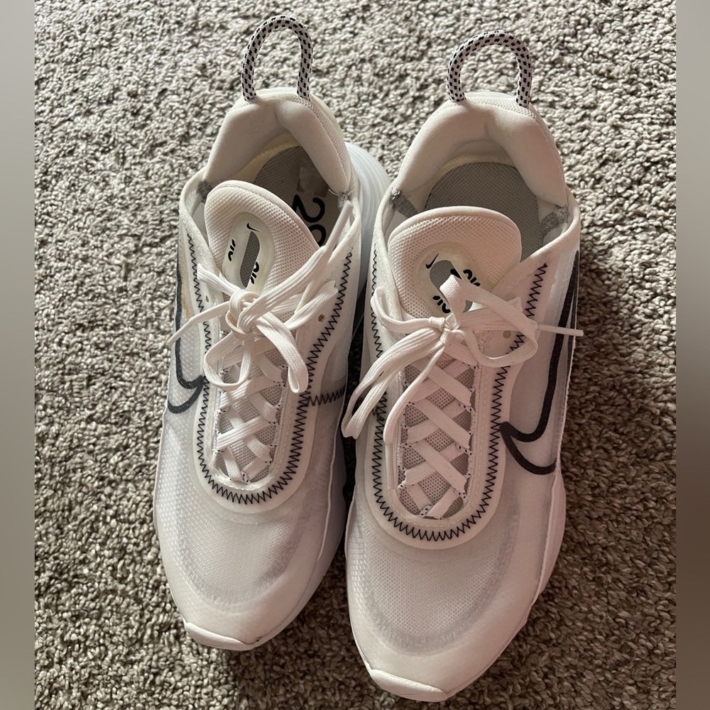 Brand new, never worn women’s Nike sneakers
